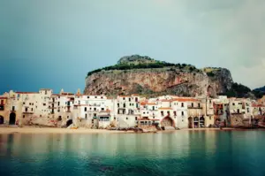 Altstadt von Cefalù am Meer unterhalb der Rocca
