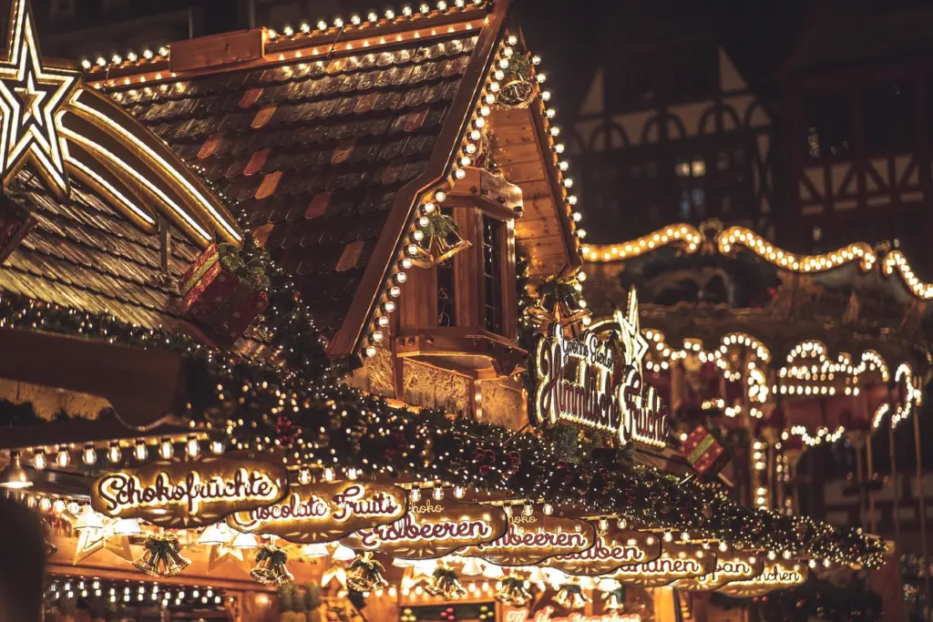 Weihnachtsmarkt mit Buden in einer europäischen Altstadt