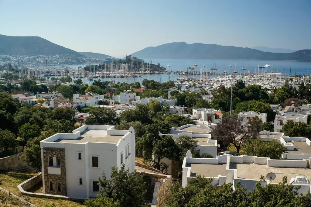 Küste und Stadt Bodrum in der Türkei