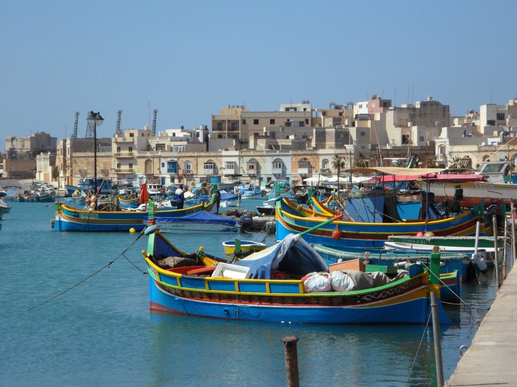 Bunte Luzzu Fischerboote im Hafen von Marsaxlokk, Malta