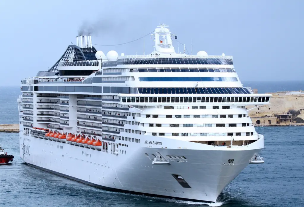 Kreuzfahrtschiff auf dem Meer vor der Küste von Malta