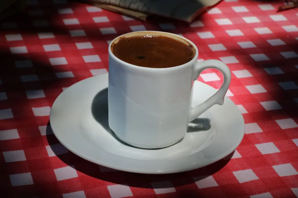 Tasse Kaffee auf einem Tisch in Istanbul in der Türkei