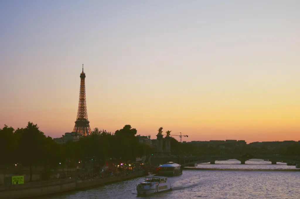 Der Eiffelturm von der Seine aus gesehen in Paris