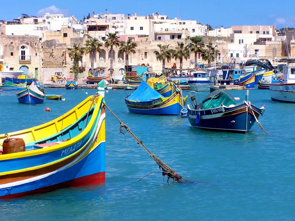 Fischerboote in einer kleinen Hafenbucht auf Gozo, Malta