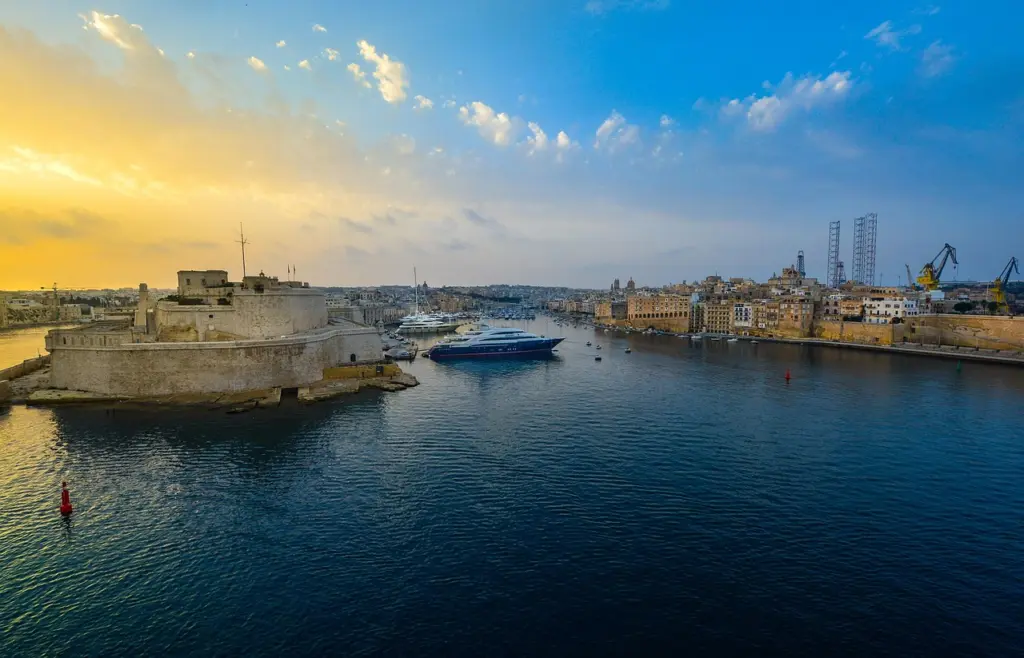 Befestigungen des Grand Harbour in Valletta bei Sonnenaufgang, Malta