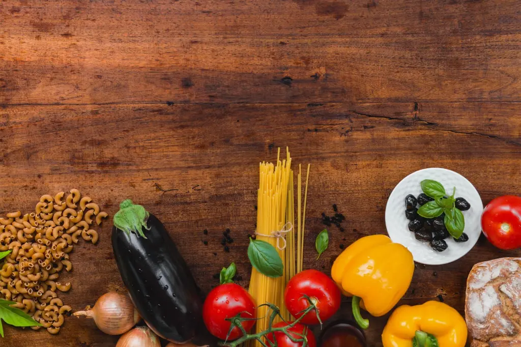 Frische Pasta mit Gemüse und Zutaten in Italien