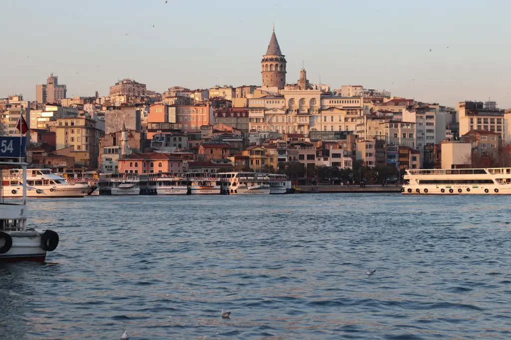 Galataturm und Boote am Wasser in Istanbul in der Türkei