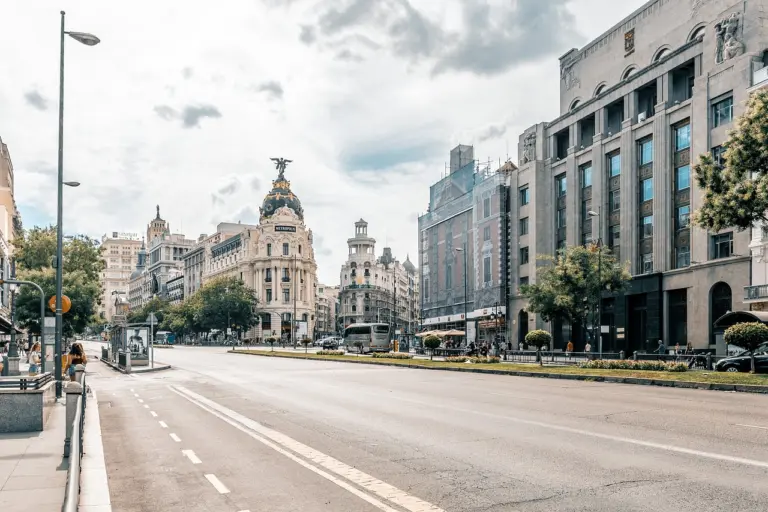 Gran Vía mit dem Metropolis-Gebäude in Madrid