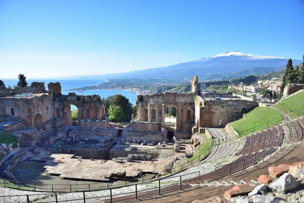 Griechisches Theater von Taormina mit dem Ätna auf Sizilien