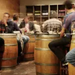 Gäste an Fasstischen in einer Tapas-Bar in Madrid
