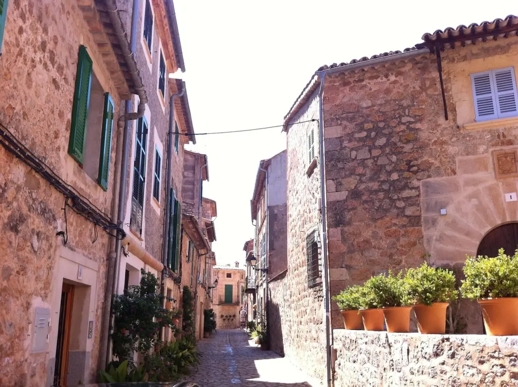 Historische Steinhäuser im Dorf Valldemossa, Mallorca