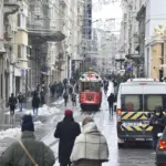 Historische Straßenbahn auf der İstiklal-Straße in Istanbul im Winter