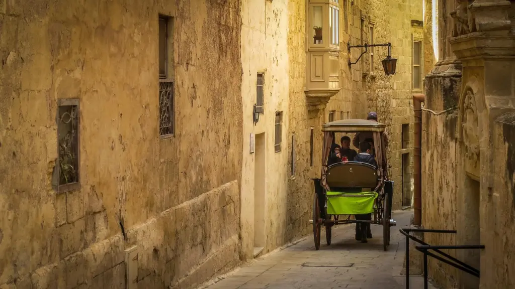 Pferdekutsche in einer engen Gasse in Mdina
