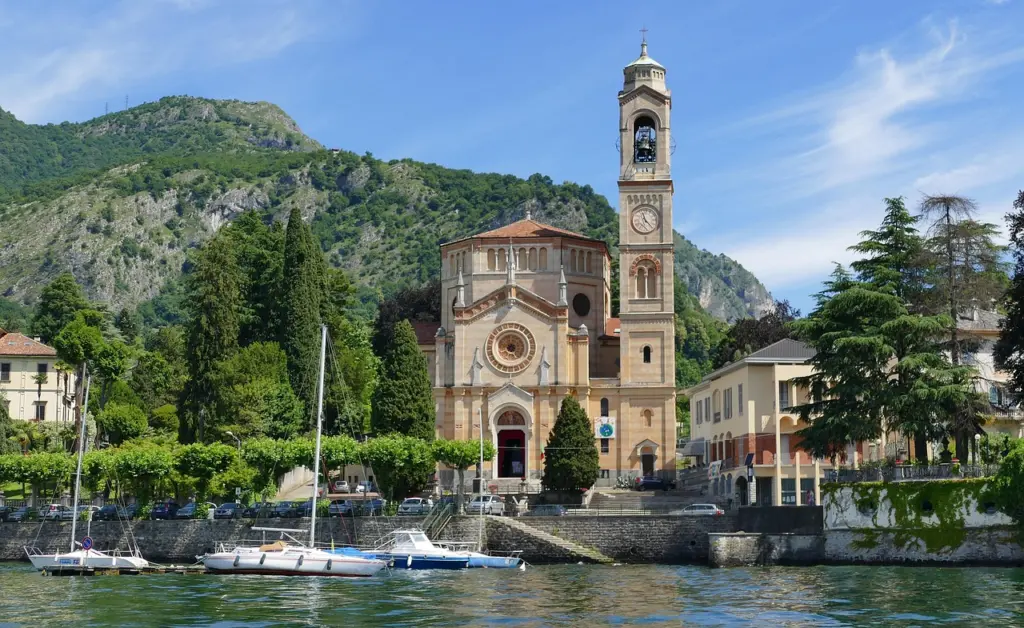 Seepromenade mit Kirchturm in Tremezzo am Comer See