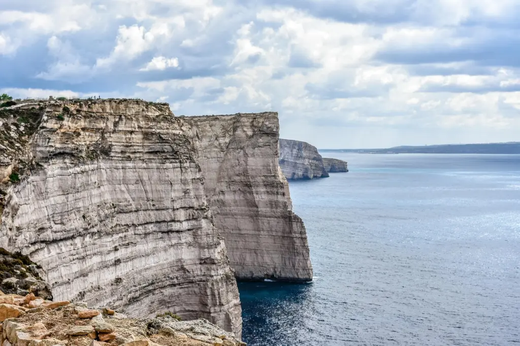 Kalksteinklippen an der Küste von Gozo, Malta