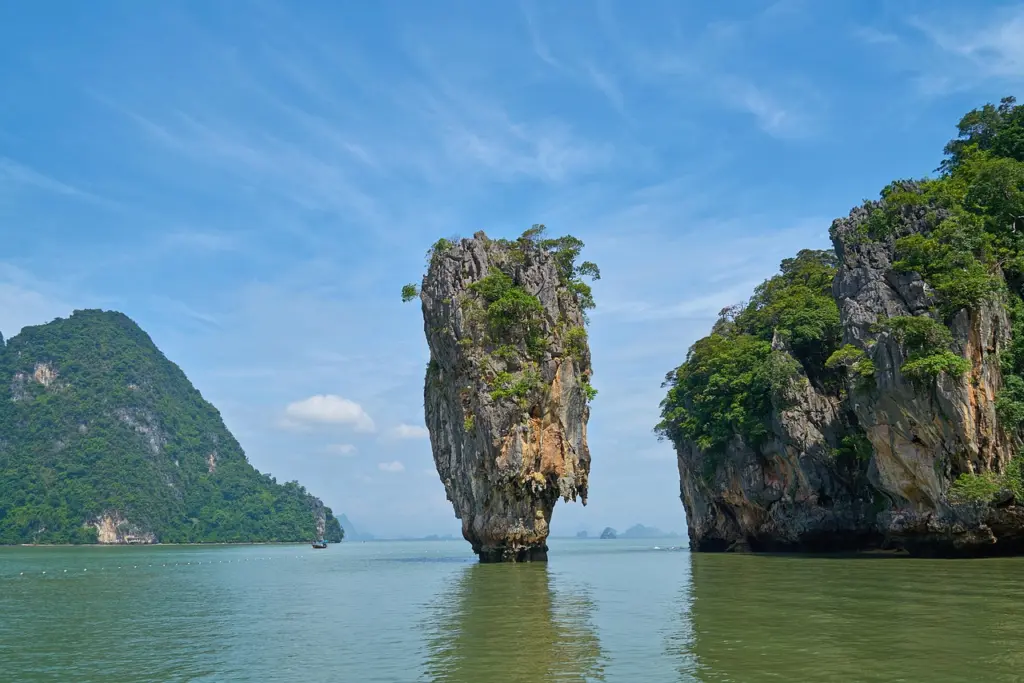 Kalksteinfelsen im Meer der Phang-Nga-Bucht, Thailand