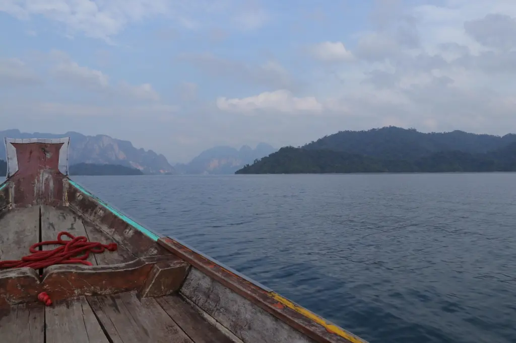 Langboot auf dem Cheow Lan See im Khao Sok Nationalpark in Thailand