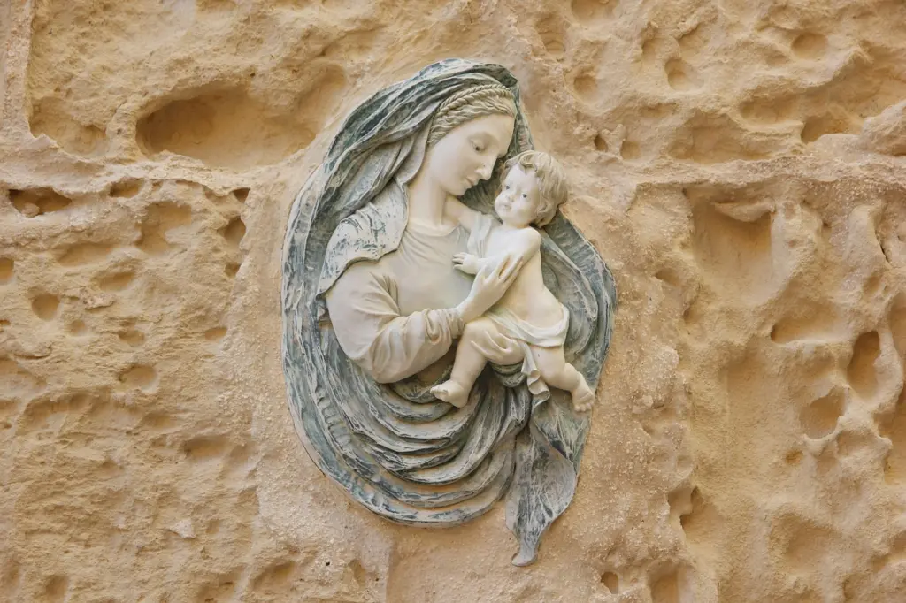 Religiöse Statue an einer Kirchenfassade in Mdina, Malta
