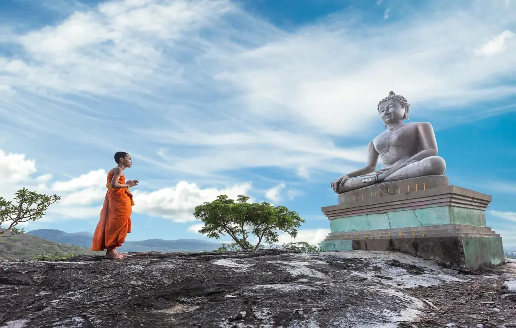 Mönch auf dem Weg zu einer Buddha-Statue in Thailand