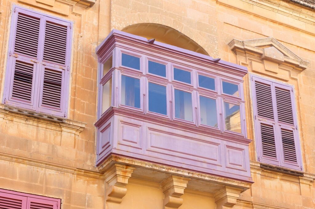 Enge Kalksteingasse in der ummauerten Stadt Mdina, Malta
