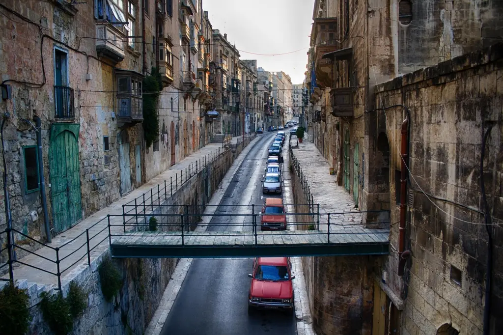 Enge Straße mit alten Gebäuden in Valletta, Malta