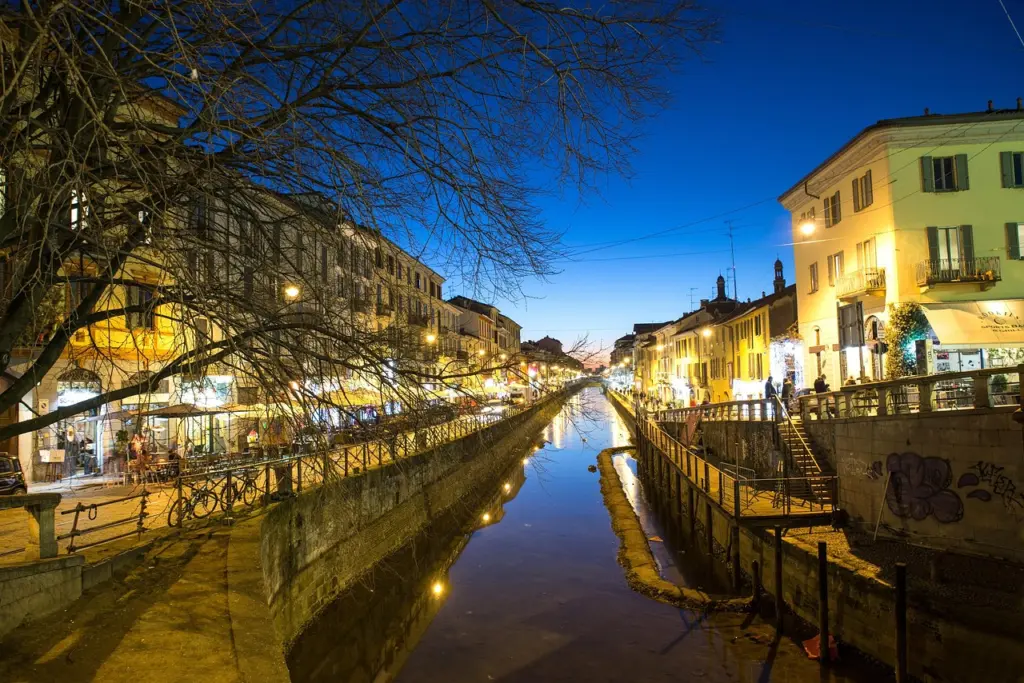 Der Kanal Naviglio Grande mit Bars und Häusern in Mailand