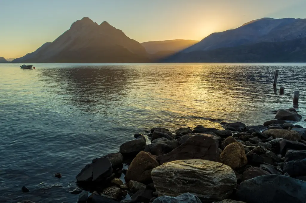 Norwegischer Fjord mit Bergen in der Mitternachtssonne
