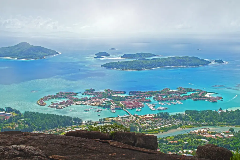 Meer und Küstenlandschaft auf Mahé, Seychellen