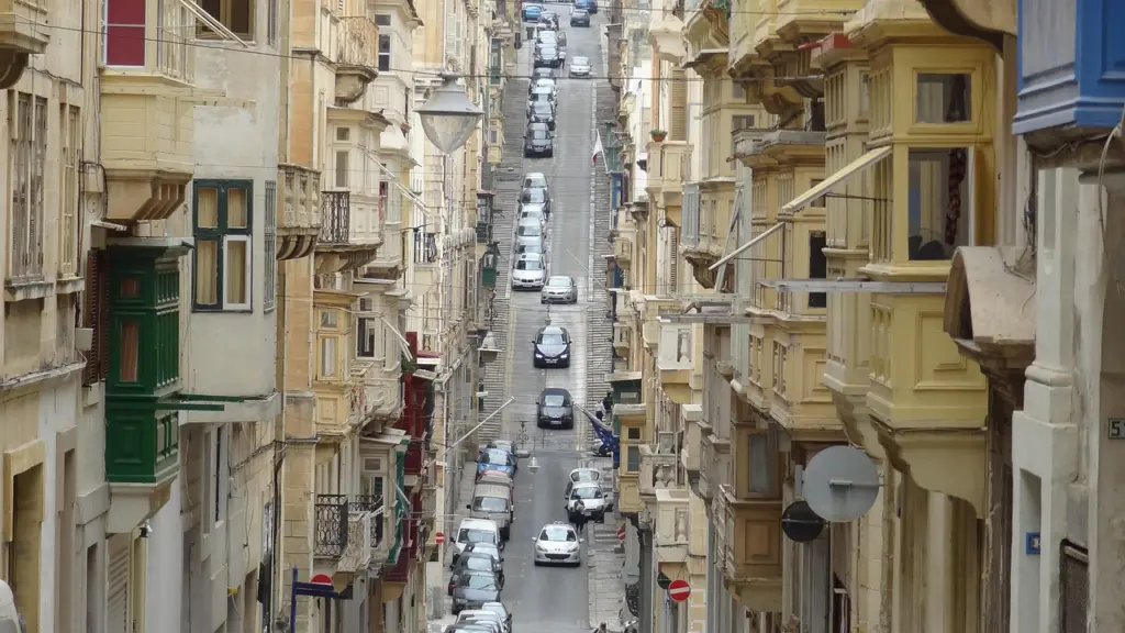 Alte Straße mit traditionellen Gebäuden in Valletta, Malta