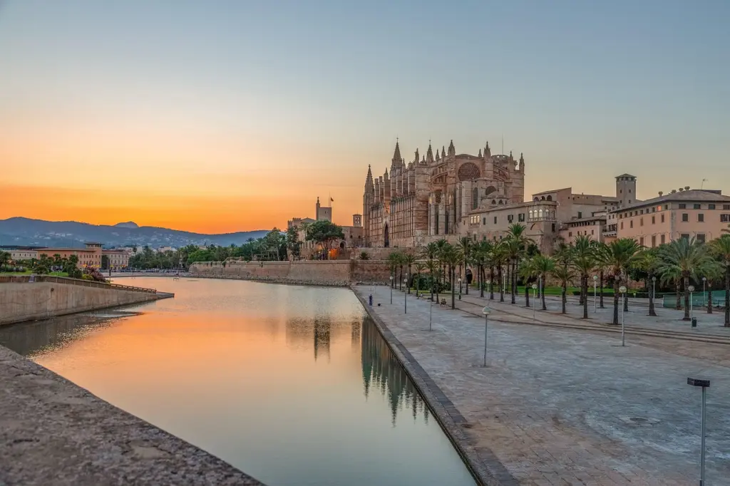 Die Kathedrale von Palma im Abendlicht, Mallorca