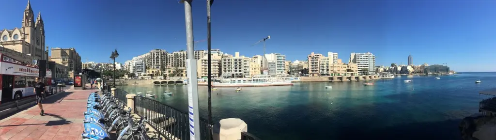 Panorama von Meer und Küste auf Malta
