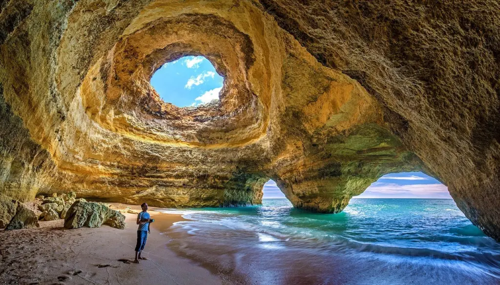 Felsentor und Meereshöhle bei Benagil an der Algarve in Portugal