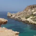 Felsige Bucht und Kalksteinklippen auf Malta