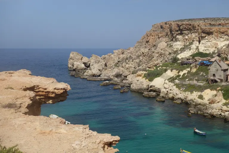 Felsige Bucht und Kalksteinklippen auf Malta