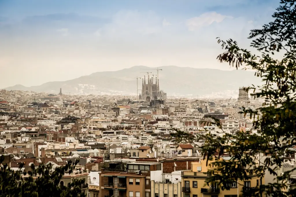Die Sagrada Familia über den Dächern von Barcelona, Spanien