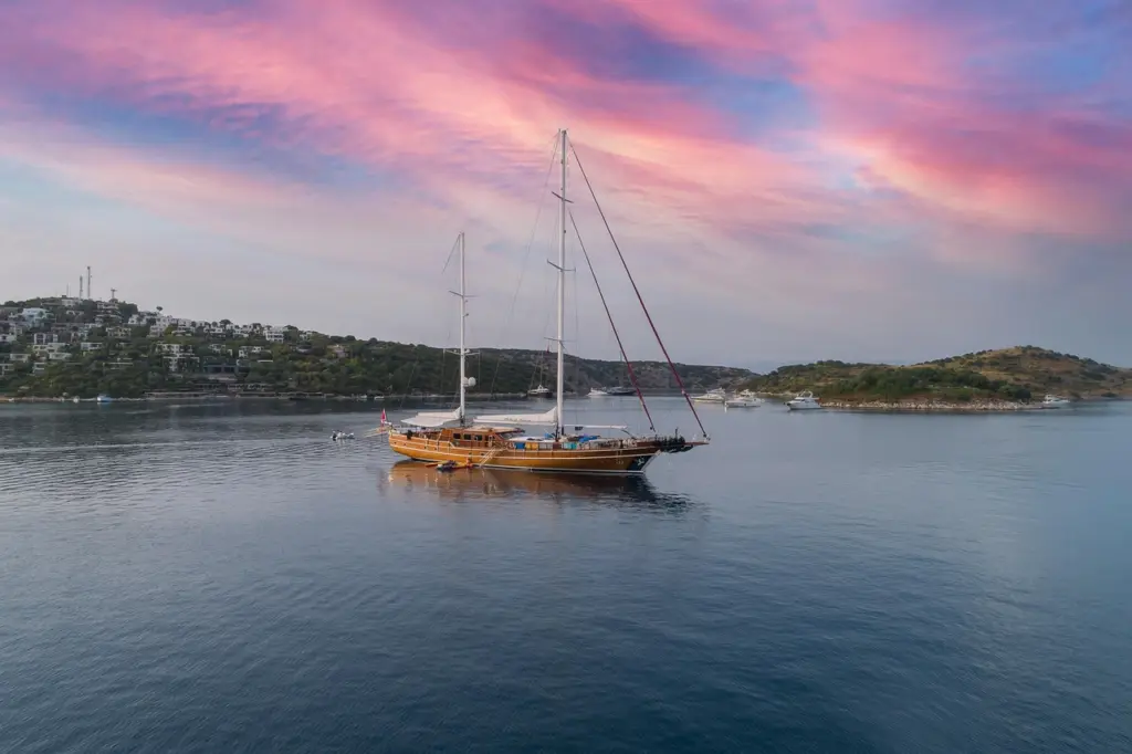 Segelboot vor der Küste von Alacati in der Abenddämmerung, Türkei