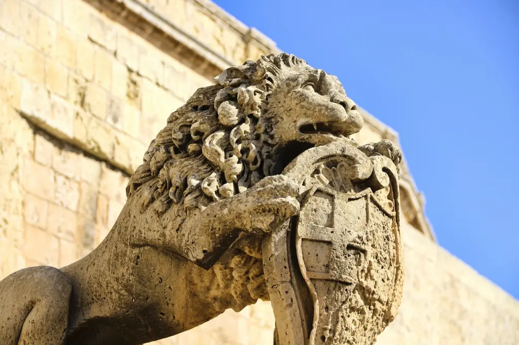 Löwenstatue aus Sandstein mit Wappen in Mdina auf Malta