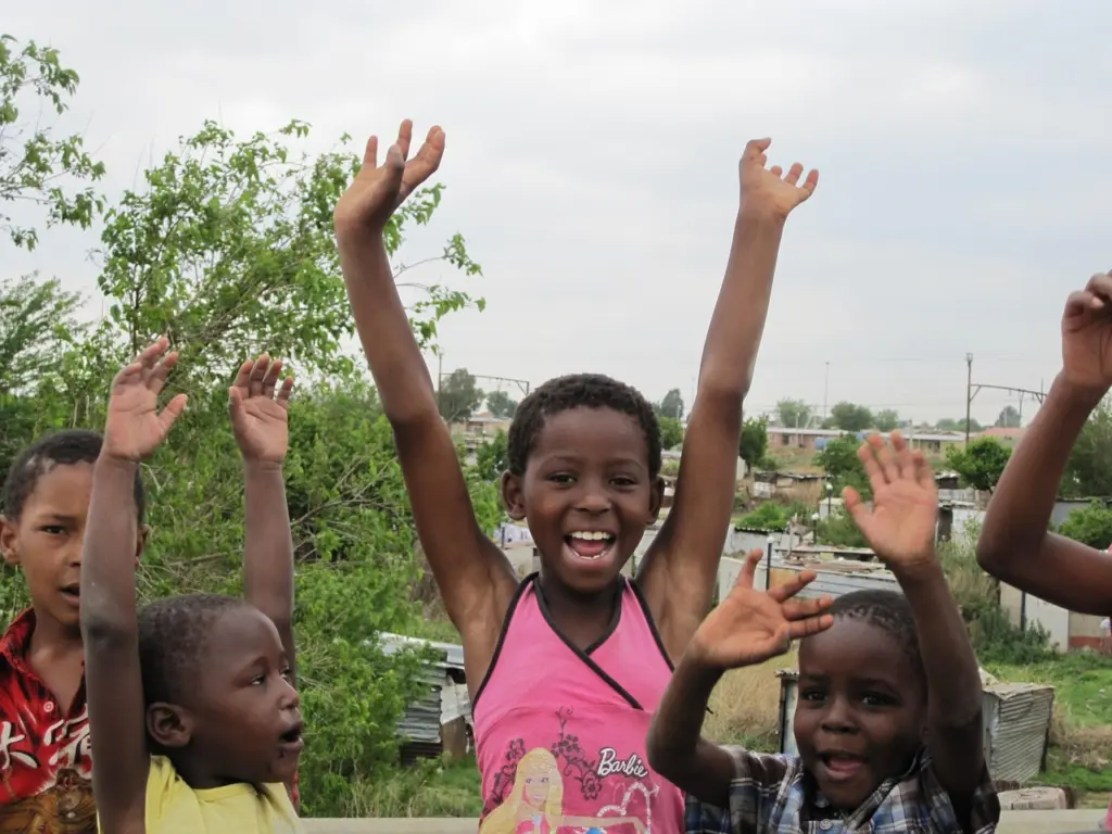Lächelnde Kinder in Soweto in Südafrika