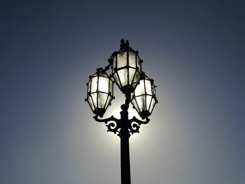 Straßenlaterne in einer Straße in Valletta bei Nacht