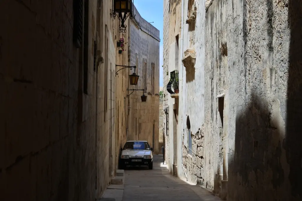 Straße mit Stadthäusern und Balkonen in Valletta, Malta