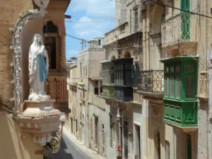 Straße mit traditionellen maltesischen Balkonen