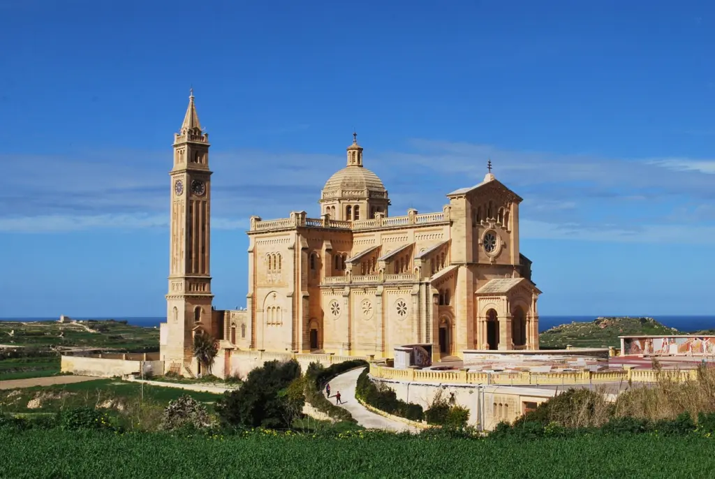 Basilika Ta' Pinu auf Gozo unter blauem Himmel, Malta