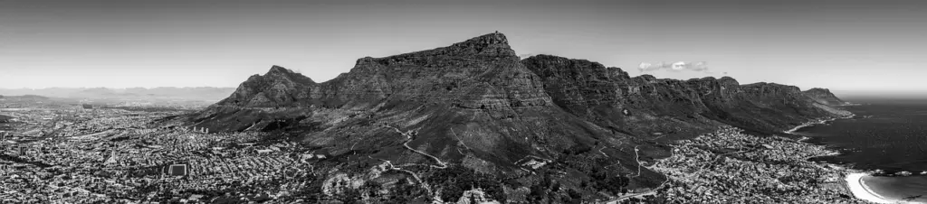 Der Tafelberg erhebt sich über dem Strand von Camps Bay in Kapstadt