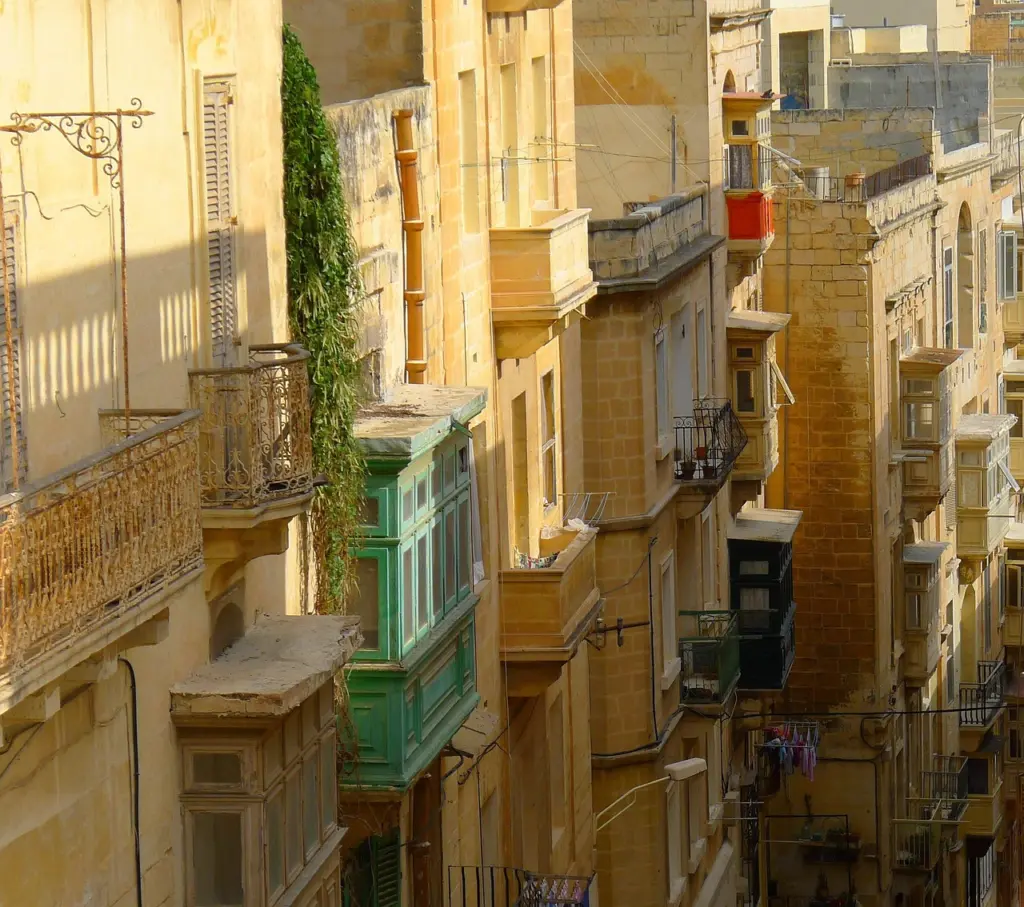 Stadthaus mit traditionellen Holzbalkonen in Valletta, Malta