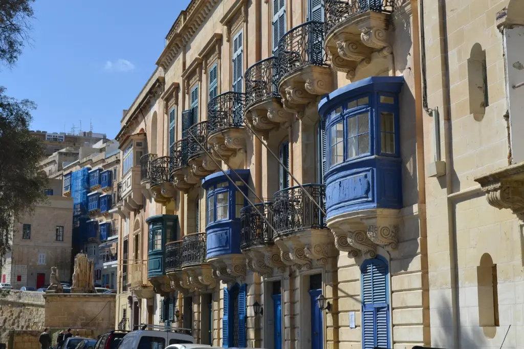 Stadthäuser mit blauen geschlossenen Balkonen auf Malta