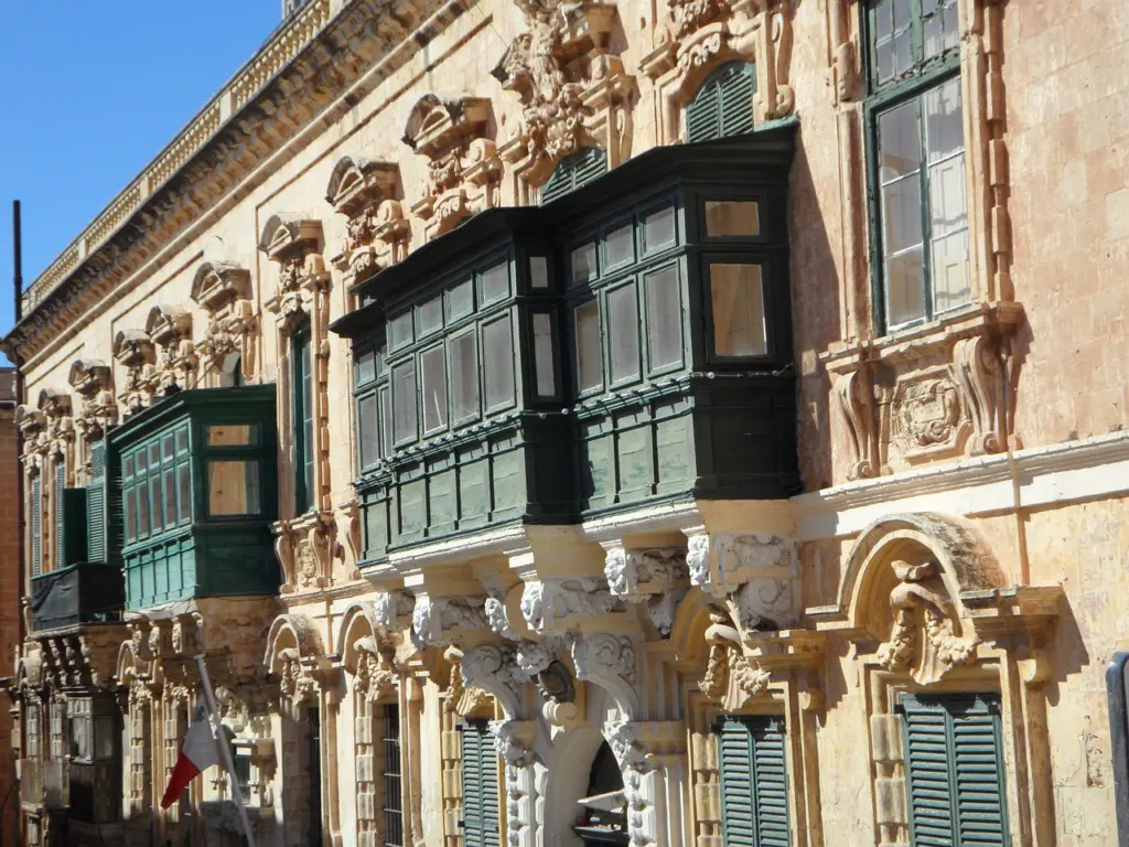 Traditionelle Holzbalkone an einem Stadthaus in Valletta, Malta