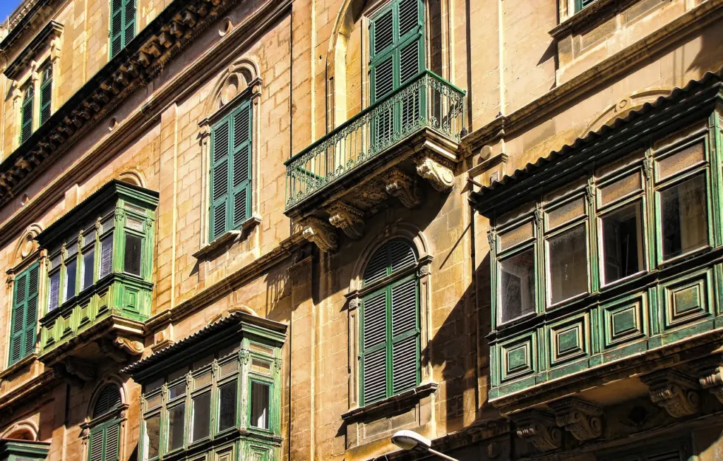 Traditionelle Holzbalkone an einem Stadthaus in Valletta, Malta