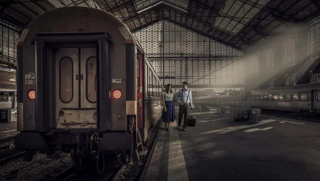 Reisende mit Gepäck auf einem Bahnsteig