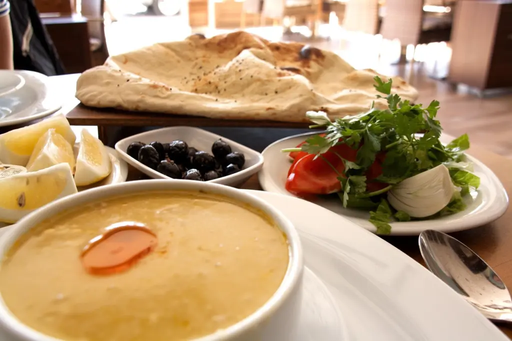 Türkische Meze und Suppe auf einem Esstisch