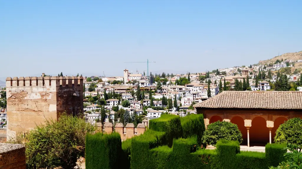 Blick auf die Alhambra und die Altstadt von Granada, Spanien